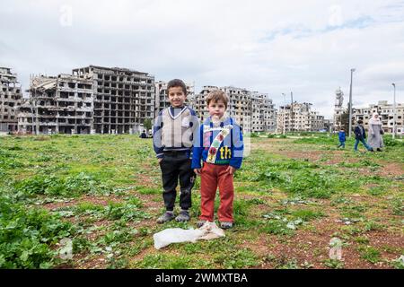 Syrie, Homs, la vie quotidienne dans un quartier détruit par les bombardements, les enfants Banque D'Images