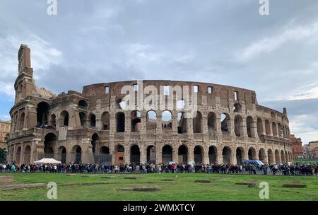 Image pleine encadrée du Colisée à Rome avec de nombreux touristes faisant la queue - Italie Banque D'Images