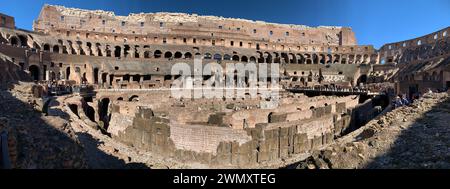 Vue intérieure du célèbre Colisée de Rome Banque D'Images