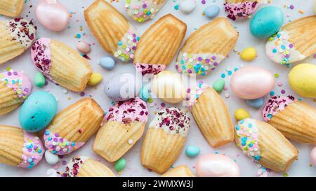 Un assortiment de Madeleines vanillées décorées pour Pâques. Banque D'Images