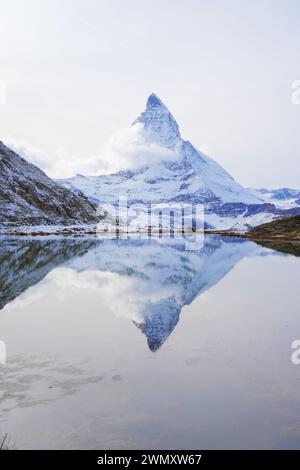 La belle vue sur la montagne Matterhorn reflétée dans le lac serein. Suisse Banque D'Images