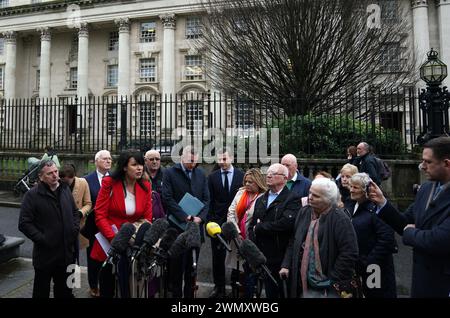 Grainne Teggart, directrice adjointe d'Amnesty International Royaume-Uni pour l'Irlande du Nord, s'est adressée aux médias devant la haute Cour de Belfast après qu'un juge de la haute Cour ait jugé illégal l'un des éléments clés de la loi sur les troubles du gouvernement britannique. Le juge Adrian Colton a jugé que la disposition de la loi relative à l'immunité conditionnelle de poursuites pour les infractions liées aux troubles n'était pas conforme à la Convention européenne des droits de l'homme (CEDH). Date de la photo : mercredi 28 février 2024. Banque D'Images