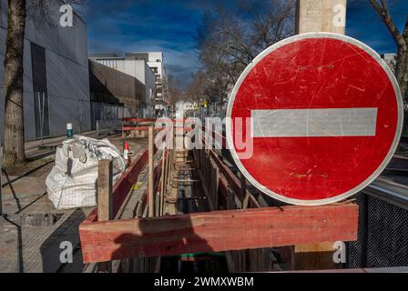 Gennevilliers, France - 02 02 2024 : travaux routiers en contre-jour. Travaux de développement du réseau de chauffage Banque D'Images