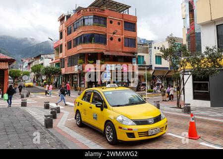 Banos, Équateur - 28 mars 2023 : station de taxis au Palomino flore Parque Central, dans le centre du village de Banos. Banque D'Images