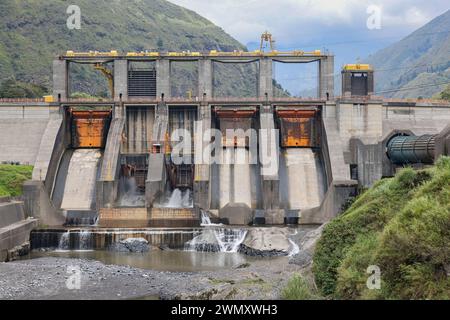 Banos, Équateur - 29 mars 2023 : le projet hydroélectrique de Baños de Agua Santa, d’une capacité de 29,2 MW, utilisera le débit de la rivière Topo de 15 m3/s. Banque D'Images