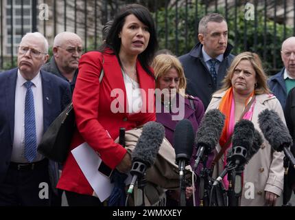 Grainne Teggart, directrice adjointe d'Amnesty International Royaume-Uni pour l'Irlande du Nord, s'est adressée aux médias devant la haute Cour de Belfast après qu'un juge de la haute Cour ait jugé illégal l'un des éléments clés de la loi sur les troubles du gouvernement britannique. Le juge Adrian Colton a jugé que la disposition de la loi relative à l'immunité conditionnelle de poursuites pour les infractions liées aux troubles n'était pas conforme à la Convention européenne des droits de l'homme (CEDH). Date de la photo : mercredi 28 février 2024. Banque D'Images