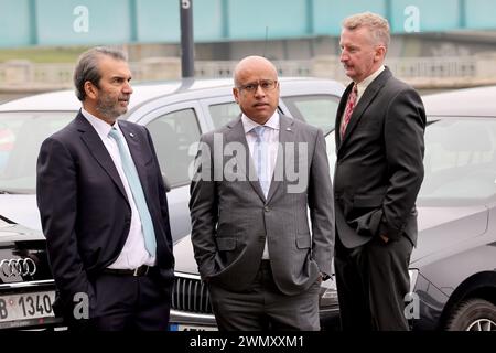 Ostrava, République tchèque. 28 février 2024. Le propriétaire du Liberty Steel Group, l’homme d’affaires britannique Sanjeev Gupta (au centre), arrive au tribunal régional d’Ostrava pour discuter de la levée possible du moratoire et du plan de restructuration du fabricant d’acier Liberty Ostrava, Ostrava, le 28 février 2024. Crédit : Petr Sznapka/CTK photo/Alamy Live News Banque D'Images