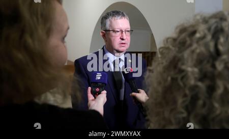 Ostrava, République tchèque. 28 février 2024. Igor Krajdl, porte-parole du tribunal régional d’Ostrava, s’entretient avec des journalistes de la levée possible du moratoire et du plan de restructuration de Liberty Ostrava sidérurgique, Ostrava, le 28 février 2024. Crédit : Petr Sznapka/CTK photo/Alamy Live News Banque D'Images