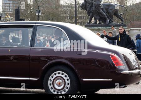 *** EXCLUSIF *** TARIFS SPÉCIAUX *** APPLICABLES *** 27/02/2024. Londres, Royaume-Uni. Des membres du public font un signe au roi Charles III alors qu'on le voit conduire à Clarence House à Westminster, dans le centre de Londres. Il a été annoncé que le roi Charles III et le prince William ont manqué un service commémoratif pour le regretté roi Constantin de Grèce au château de Windsor. Crédit photo : Ben Cawthra/Sipa USA **PAS DE VENTE au Royaume-Uni** Banque D'Images