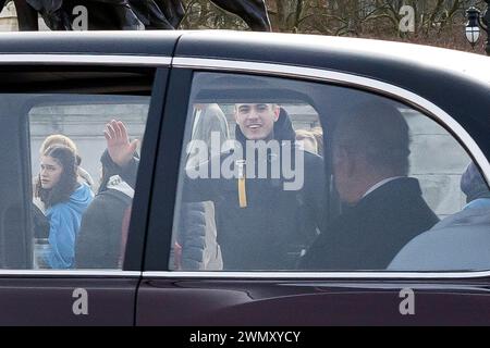 *** EXCLUSIF *** TARIFS SPÉCIAUX *** APPLICABLES *** 27/02/2024. Londres, Royaume-Uni. Des membres du public font un signe au roi Charles III alors qu'on le voit conduire à Clarence House à Westminster, dans le centre de Londres. Il a été annoncé que le roi Charles III et le prince William ont manqué un service commémoratif pour le regretté roi Constantin de Grèce au château de Windsor. Crédit photo : Ben Cawthra/Sipa USA **PAS DE VENTE au Royaume-Uni** Banque D'Images