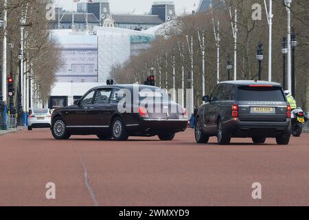 *** EXCLUSIF *** TARIFS SPÉCIAUX *** APPLICABLES *** 27/02/2024. Londres, Royaume-Uni. Le roi Charles III est vu en train d'être conduit à Clarence House à Westminster, dans le centre de Londres. Il a été annoncé que le roi Charles III et le prince William ont manqué un service commémoratif pour le regretté roi Constantin de Grèce au château de Windsor. Crédit photo : Ben Cawthra/Sipa USA **PAS DE VENTE au Royaume-Uni** Banque D'Images