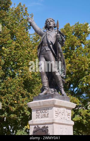 France, Jura, Lons le Saunier, place de la Chevalerie, statue de Rouget de Lisle, auteur de l'hymne national français la Marseillaise, né à Lons en 1760, œuvre du sculpteur Auguste Bartholdi Banque D'Images