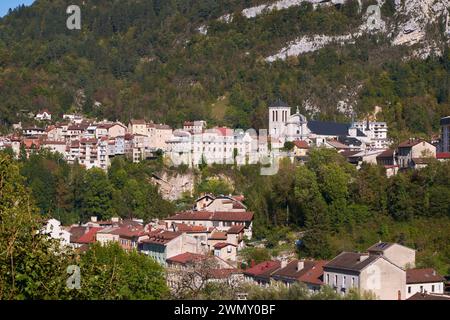 France, Jura, Saint Claude, le quartier de la cathédrale Saint Pierre depuis le Grand Pont Banque D'Images