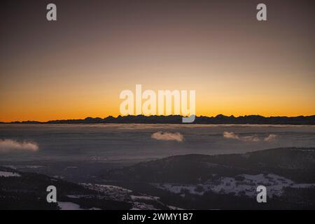 France, Doubs, Longevilles-Mont-d'Or, massif du Jura, Parc naturel régional du Haut Jura, sommet du Mont d'Or (1462 m), vue sur les Alpes bernoises Banque D'Images