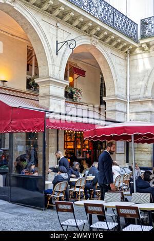 France, Paris, restaurant sur la place de la Fontaine de mars ou la fontaine du gros-Caillou, témoin de la crue de 1910 Banque D'Images