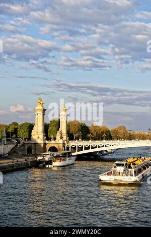 France, Paris, les bords de Seine, classés au Patrimoine mondial de l'UNESCO, croisière fluviale sous le pont Alexandre III Banque D'Images