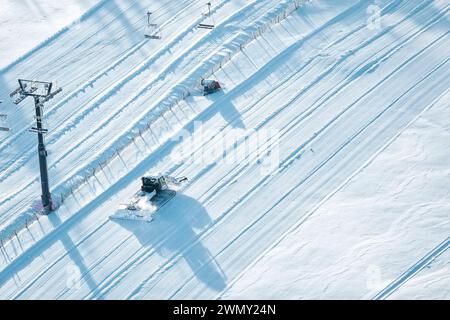 France, Vosges, Parc naturel régional des ballons des Vosges, le Valtin, Col de la Schlucht 1139 m, toiletteur à neige préparant les pistes, domaine skiable de la Schlucht (vue aérienne) Banque D'Images