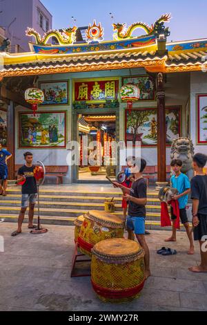Vietnam, Delta du Mékong, province d'an Giang, Chau Doc, temple quand de Mieu, jeunes musiciens répétant pour les festivités du Têt, nouvel an chinois Banque D'Images