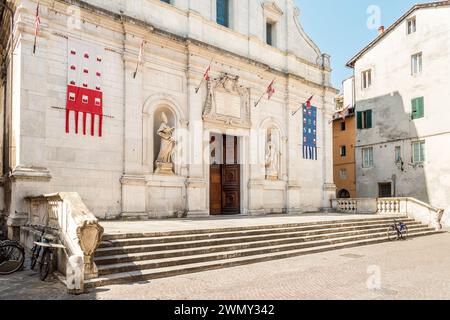 Entrée de l'église des Saints Paolino et Donato ou San Paolino, dans le centre historique de Lucques, Toscane, Italie Banque D'Images