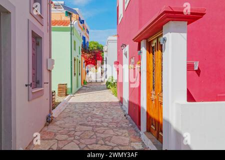 Grèce, Îles du Dodécanèse, Île de Halki, Rue de la vieille ville du village Emporio Banque D'Images