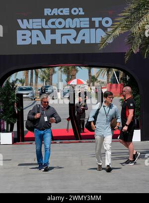 02/28/2024, circuit international de Bahreïn, Sakhir, Grand Prix de formule 1 Gulf Air Bahreïn 2024, sur la photo Carlos Sainz Sr. (ESP), père de Carlos Sainz Jr. (ESP), Scuderia Ferrari avec Carlos Onoro Sainz, manager de Carlos Sainz Jr. (ESP), Scuderia Ferrari. Banque D'Images