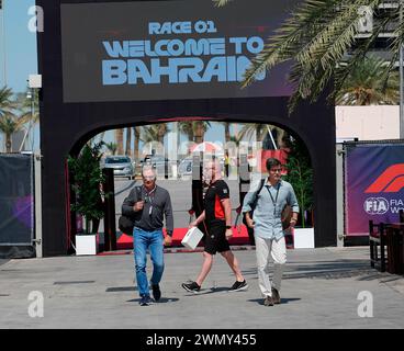 02/28/2024, circuit international de Bahreïn, Sakhir, Grand Prix de formule 1 Gulf Air Bahreïn 2024, sur la photo Carlos Sainz Sr. (ESP), père de Carlos Sainz Jr. (ESP), Scuderia Ferrari avec Carlos Onoro Sainz, manager de Carlos Sainz Jr. (ESP), Scuderia Ferrari. Banque D'Images