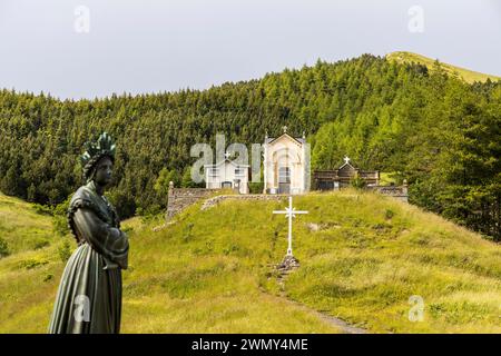 France, Isère, la Salette-Fallavaux, sanctuaire de notre-Dame de la Salette, statue de la Vierge Marie et cimetière des Pères Banque D'Images