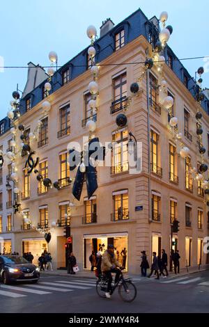France, Paris, quartier de la place Vendôme, rue Sainte honore, le magasin Chanel avec décorations de Noël Banque D'Images