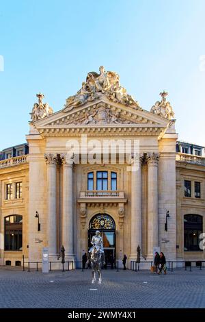 France, Paris, quartier Châtelet-les Halles, Bourse de commerce, Pinault collection, musée d'art contemporain, cheval et cavalier, statue de Charles Ray (2014) Banque D'Images