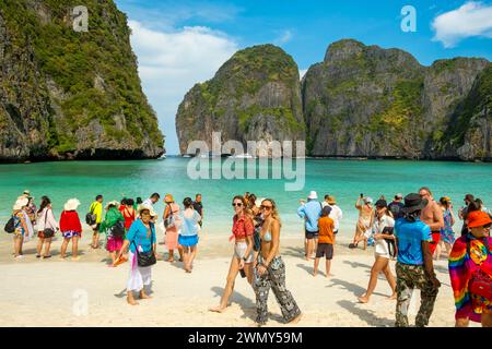 Thaïlande, province de Krabi, île de Koh Phi Phi Leh, touristes à la baie de Maya, interdiction de baignade Banque D'Images