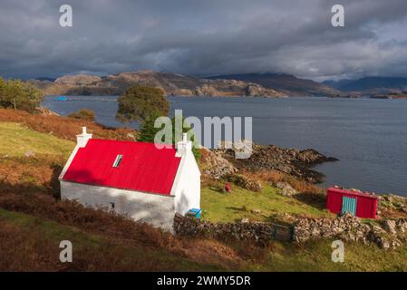 Royaume-Uni, Écosse, Highlands, North Coast 500 route, Shieldaig, chalet au toit rouge sur le loch Shieldaig Banque D'Images