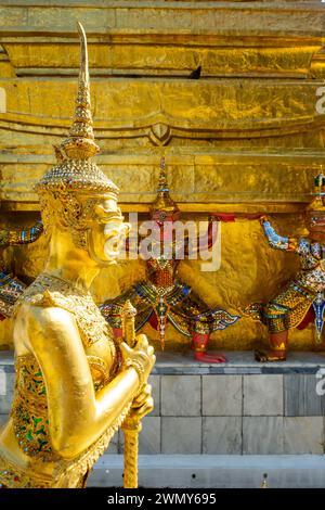 Thaïlande, Bangkok, Palais Royal ou Grand Palais, statue de garde d'un Chedi doré Banque D'Images