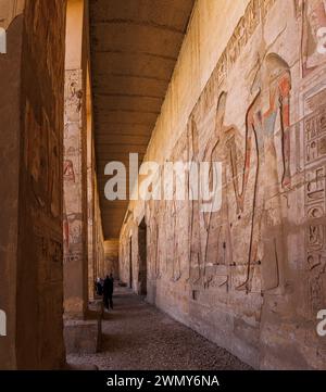 Égypte, Sohag, Abydos, Abydos ville de pèlerinage des Pharaons inscrits au patrimoine mondial de l'UNESCO, temple de Seti I, mur extérieur bas relief Banque D'Images