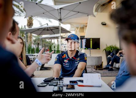 BAHREÏN - Max Verstappen (Red Bull Racing) lors d'une séance de presse avec la presse néerlandaise sur le circuit international de Bahreïn dans la région désertique de Sakhir avant le Grand Prix de Bahreïn. ANP REMKO DE WAAL Banque D'Images