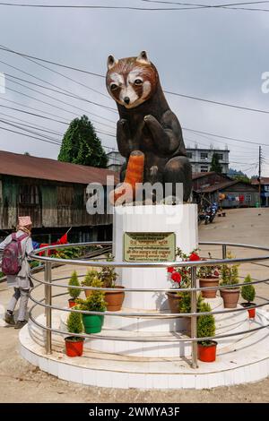 Népal, statue de panda rouge à Nayabazar, Nayabazar, le centre de la municipalité rurale de Maijogmai à Ilam, Banque D'Images