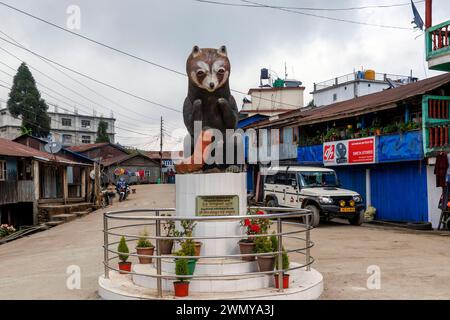 Népal, statue de panda rouge à Nayabazar, Nayabazar, le centre de la municipalité rurale de Maijogmai à Ilam, Banque D'Images