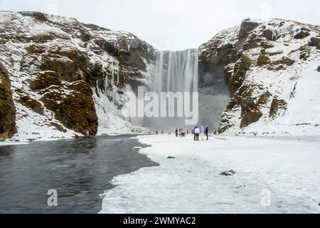 Islande, Côte Sud, région de Sudurland, Skógar, cascades de Skógafoss avec une hauteur de 60 mètres et 25 mètres de large Banque D'Images