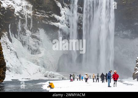 Islande, Côte Sud, région de Sudurland, Skógar, cascades de Skógafoss avec une hauteur de 60 mètres et 25 mètres de large Banque D'Images