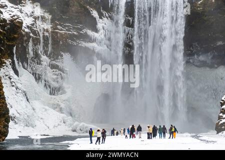 Islande, Côte Sud, région de Sudurland, Skógar, cascades de Skógafoss avec une hauteur de 60 mètres et 25 mètres de large Banque D'Images