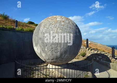 George Burt's Great Globe sculpture, château de Durlston, Durlston Country Park, île de Purbeck, Dorset, ROYAUME-UNI Banque D'Images