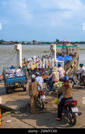 Vietnam, Delta du Mékong, Vinh long, ferry qui traverse la rivière Co chien, un affluent du Mékong, vers l'île d'an Binh Banque D'Images