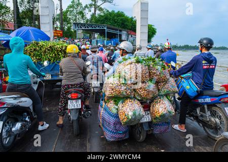 Vietnam, Delta du Mékong, Vinh long, ferry qui traverse la rivière Co chien, un affluent du Mékong, vers l'île d'an Binh Banque D'Images