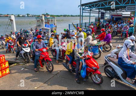 Vietnam, Delta du Mékong, Vinh long, ferry qui traverse la rivière Co chien, un affluent du Mékong, vers l'île d'an Binh Banque D'Images