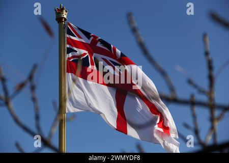 British Royal Navy White Ensign volant contre un ciel bleu. Banque D'Images