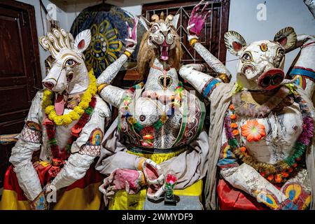 Inde, Assam, île de Majuli, masques et tissus de costumes Banque D'Images