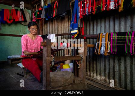 Inde, Nagaland, village tribal naga de Khonoma, métier à main Banque D'Images