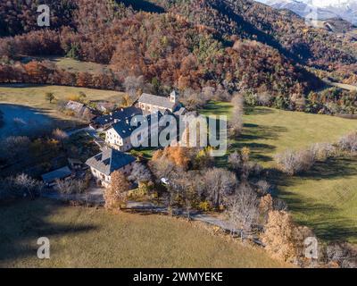 France, Hautes-Alpes, Crots, architecture romaine de l'abbaye notre-Dame de Boscodon du XIIème siècle (vue aérienne) Banque D'Images