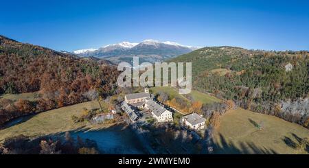 France, Hautes-Alpes, Crots, architecture romaine de l'abbaye notre-Dame de Boscodon du XIIème siècle (vue aérienne) Banque D'Images