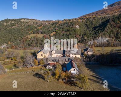 France, Hautes-Alpes, Crots, architecture romaine de l'abbaye notre-Dame de Boscodon du XIIème siècle (vue aérienne) Banque D'Images