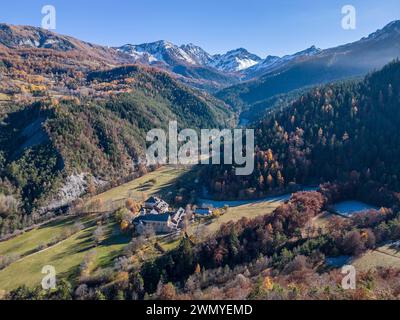 France, Hautes-Alpes, Crots, architecture romaine de l'abbaye notre-Dame de Boscodon du XIIème siècle (vue aérienne) Banque D'Images